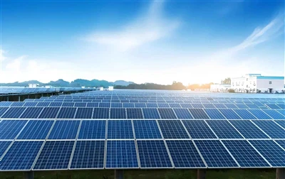 สถานีพลังงาน PV ทั่วโลก: การแข่งขันทางเทคโนโลยีระหว่างซิลิคอนผลึกและเส้นทางฟิ...